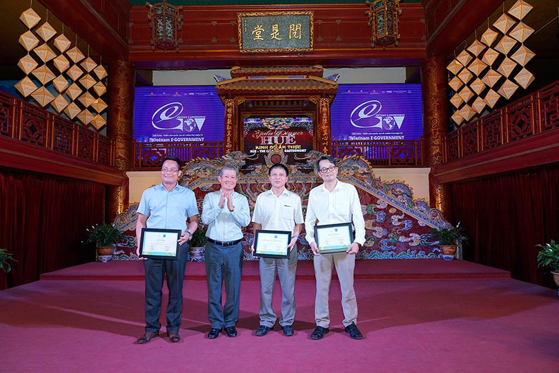 Thứ trưởng Bộ Thông tin và Truyền thông Nguyễn Thành Hưng trao chứng nhận cho đại diện Bộ Tài chính, Bộ Công thương và Bộ TT-TT