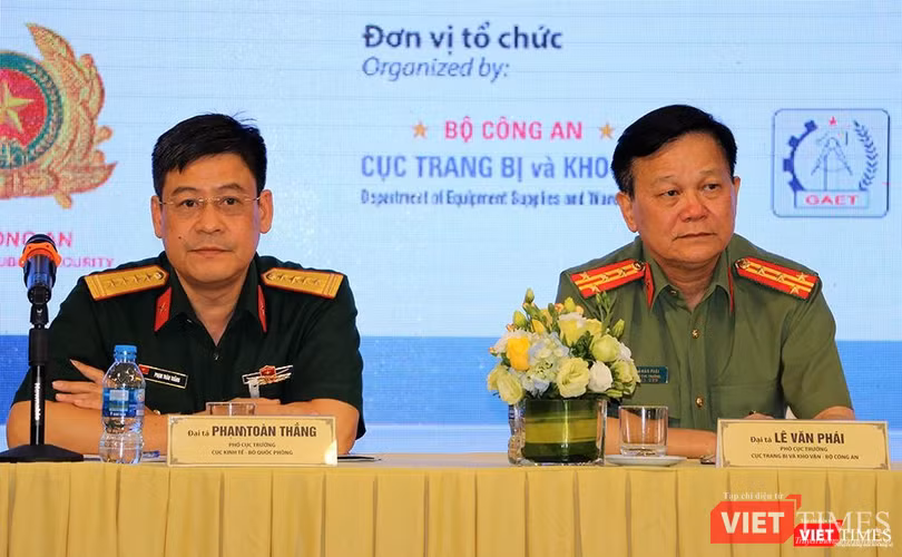 Đại tá Phạm Toàn Thắng và Đại tá Lê Văn Phái, đại diện các đơn vị tổ chức trực thuộc Bộ Quốc phòng và Bộ Công an