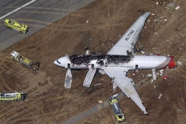 Hiện trường vụ rơi máy bay của hãng hàng không Asiana Airlines (Hàn Quốc) ở San Francisco, Mỹ hồi tháng 7-2013. Ảnh: Reuters Hiện trường vụ rơi máy bay của hãng hàng không Asiana Airlines (Hàn Quốc) ở San Francisco, Mỹ hồi tháng 7-2013. Ảnh: Reuters