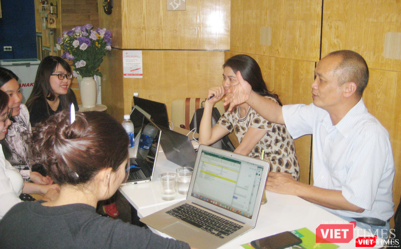 TS Nguyễn Thành Nam (bên phải) trong một buổi thảo luận với đội ngũ chăm sóc sinh viên của FUNiX