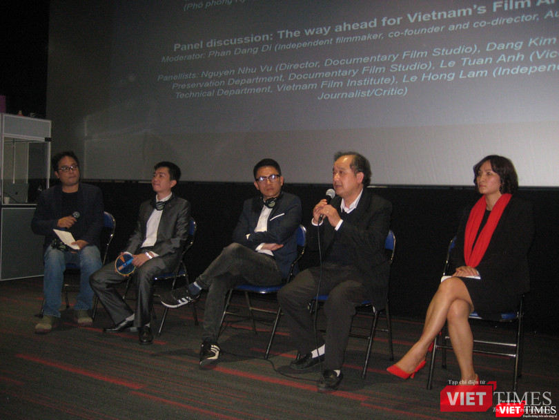Đạo diễn, NSND Nguyễn Như Vũ (thứ hai từ bên phải) trong phần giao lưu tại hội thảo "Phim như một di sản văn hóa".