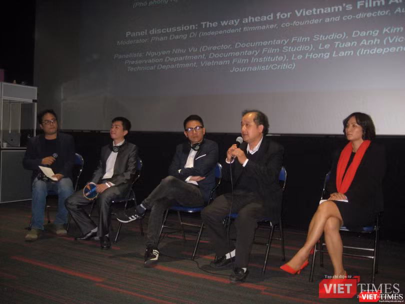 Đạo diễn, NSND Nguyễn Như Vũ (thứ hai từ bên phải) trong phần giao lưu tại hội thảo "Phim như một di sản văn hóa".