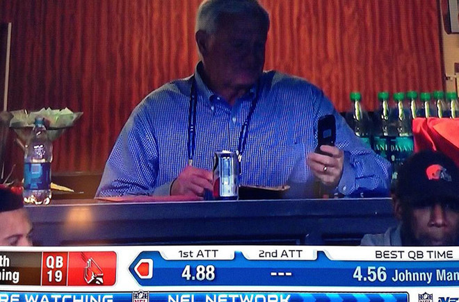 Đừng nghĩ điện thoại cơ bản đã hết thơì19