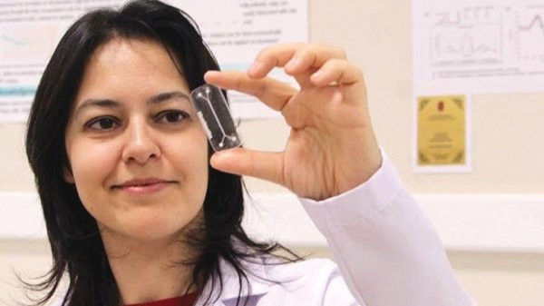 Bác sĩ Ahu Arslan Yildiz cầm một khối u ung thư được tạo ra bằng in sinh học.