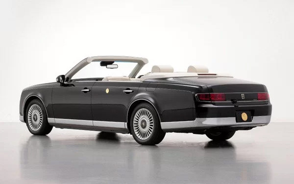 Phiên bản mới khác mẫu sedan ở mui mềm và phần đuôi tinh chỉnh. Ảnh: Toyota