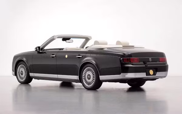 Phiên bản mới khác mẫu sedan ở mui mềm và phần đuôi tinh chỉnh. Ảnh: Toyota