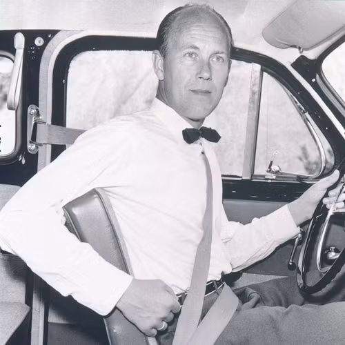 Nils Bohlin sử dụng sáng chế đai an toàn ba điểm năm 1959. Ảnh: Volvo