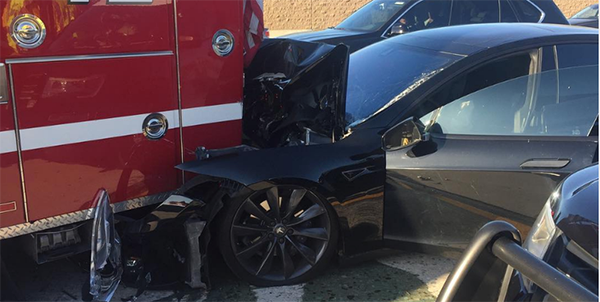 Hiện trường vụ xe Tesla tông vào xe cứu hỏa Hiện trường vụ xe Tesla tông vào xe cứu hỏa