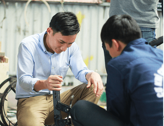 Nông dân trẻ Tạ Đình Huy (bên trái) - tác giả của nhiều máy nông nghiệp có giá trị. Ảnh: VietnamNet Nông dân trẻ Tạ Đình Huy (bên trái) - tác giả của nhiều máy nông nghiệp có giá trị. Ảnh: VietnamNet