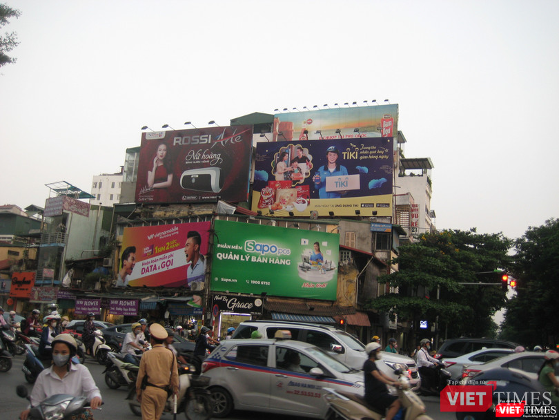 Để vẽ được biển quảng cáo ở thời kỳ chưa có máy in màu khổ lớn, các họa sĩ mỹ thuật công nghiệp phải có kiến thức toán học ứng dụng