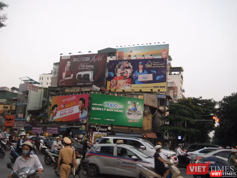 Để vẽ được biển quảng cáo ở thời kỳ chưa có máy in màu khổ lớn, các họa sĩ mỹ thuật công nghiệp phải có kiến thức toán học ứng dụng