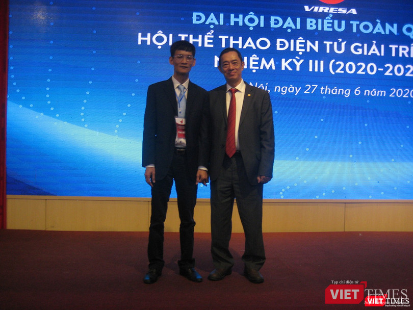 Ông Nguyễn Xuân Cường - tân Chủ tịch Hội Thể thao Điện tử Giải trí Việt Nam (trái) và TS. Mai Anh - Chủ tịch Hội nhiệm kỳ thứ hai. Ông Nguyễn Xuân Cường - tân Chủ tịch Hội Thể thao Điện tử Giải trí Việt Nam (trái) và TS. Mai Anh - Chủ tịch Hội nhiệm kỳ thứ hai.