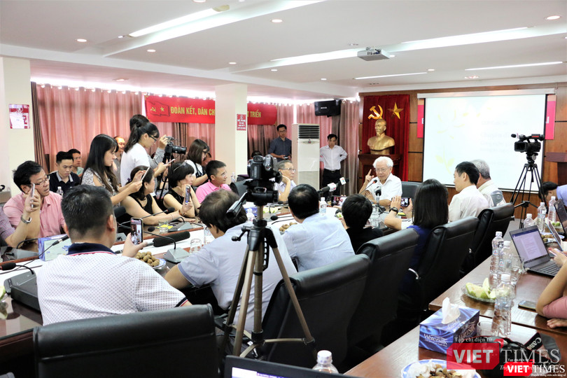 Buổi thảo luận có sự góp mặt của giáo sư Hồ Ngọc Đại đã thu hút sự chú ý của đông đảo báo chí, truyền thông