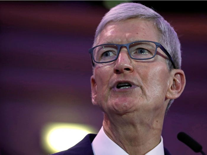 CEO Tim Cook (ảnh Reuters)