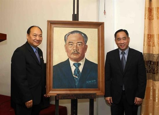 Ông Nguyễn Anh Minh (Giám đốc Bảo tàng Mỹ thuật Việt Nam) bàn giao tác phẩm "Chân dung Hoàng thân Souphanouvong" cho đại diện bảo tàng Kaysone Phomvihane