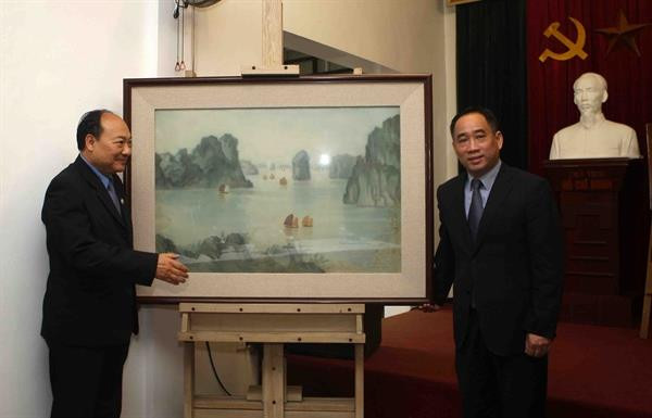 Bàn giao bức tranh "Vịnh Hạ Long" sau khi tu sửa