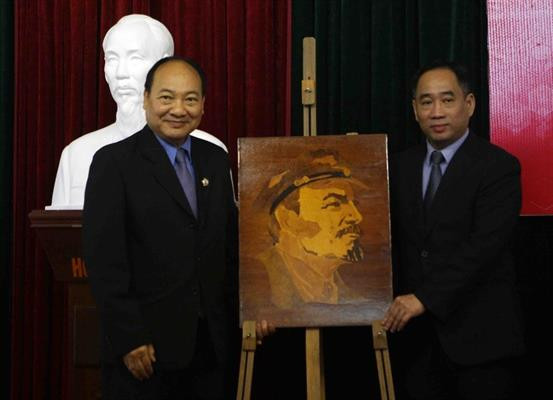 Bàn giao bức tranh "Chân dung Lê Nin" sau khi tu sửa