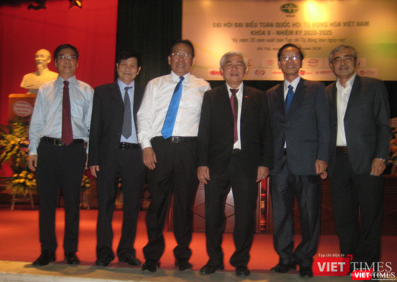 TS Nguyễn Minh Hồng - Chủ tịch Hội Truyền thông số Việt Nam (bên phải) cùng một số đại biểu chụp ảnh lưu niệm với TS Nguyễn Quân - Chủ tịch Hội Tự động hóa Việt Nam - và TS Nghiêm Vũ Khải - Phó Chủ tịch Liên hiệp các hội Khoa học và Kỹ thuật Việt Nam TS Nguyễn Minh Hồng - Chủ tịch Hội Truyền thông số Việt Nam (bên phải) cùng một số đại biểu chụp ảnh lưu niệm với TS Nguyễn Quân - Chủ tịch Hội Tự động hóa Việt Nam - và TS Nghiêm Vũ Khải - Phó Chủ tịch Liên hiệp các hội Khoa học và Kỹ thuật Việt Nam