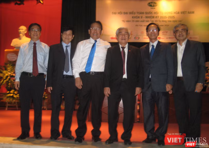 TS Nguyễn Minh Hồng - Chủ tịch Hội Truyền thông số Việt Nam (bên phải) cùng một số đại biểu chụp ảnh lưu niệm với TS Nguyễn Quân - Chủ tịch Hội Tự động hóa Việt Nam - và TS Nghiêm Vũ Khải - Phó Chủ tịch Liên hiệp các hội Khoa học và Kỹ thuật Việt Nam TS Nguyễn Minh Hồng - Chủ tịch Hội Truyền thông số Việt Nam (bên phải) cùng một số đại biểu chụp ảnh lưu niệm với TS Nguyễn Quân - Chủ tịch Hội Tự động hóa Việt Nam - và TS Nghiêm Vũ Khải - Phó Chủ tịch Liên hiệp các hội Khoa học và Kỹ thuật Việt Nam