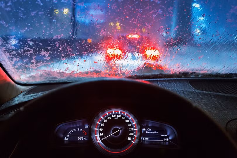 Tài xế nên đi chuyển tốc độ chậm khi gặp mưa bão. Ảnh ST