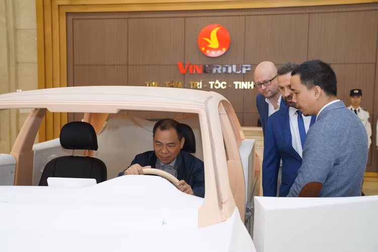 Ông Phạm Nhật Vượng ngồi sau vô-lăng của một trong hai mẫu xe mới. Ảnh:VinFast