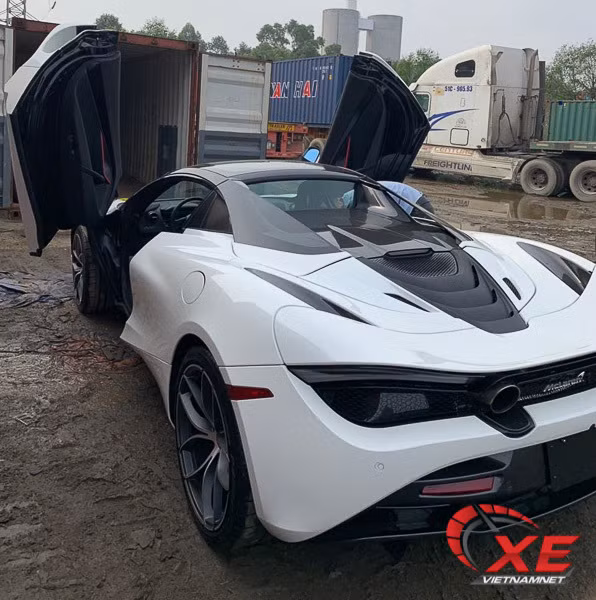 Tốc độ của siêu xe này ngoài động cơ mạnh còn được hỗ trợ bởi thiết kế khí động học và cánh lướt gió phía sau đóng mở tự động