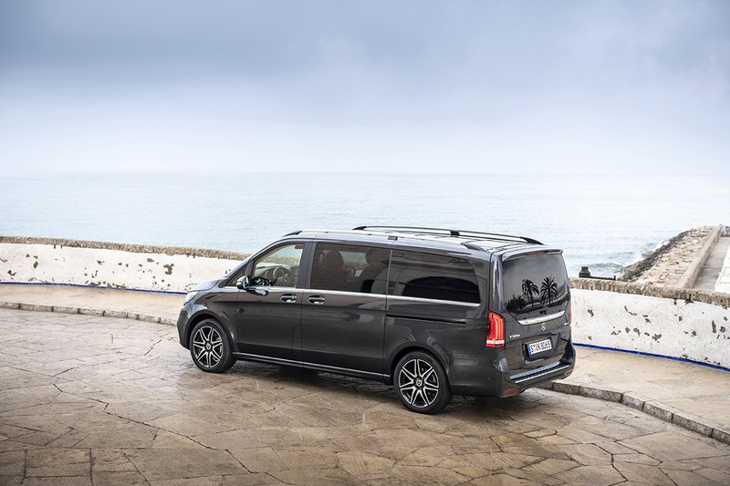 V 250 Luxury được phân phối chính hãng với mức giá 2,579 tỷ đồng