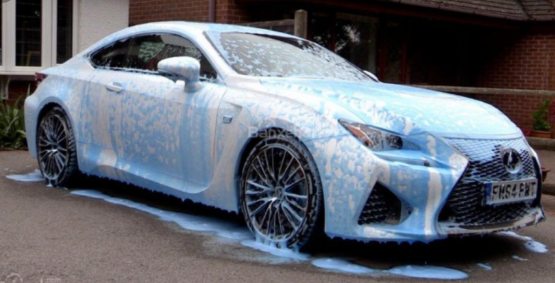 Nhược điểm của xe màu trắng là rất dễ bẩn và khó làm sạch. Ảnh BD