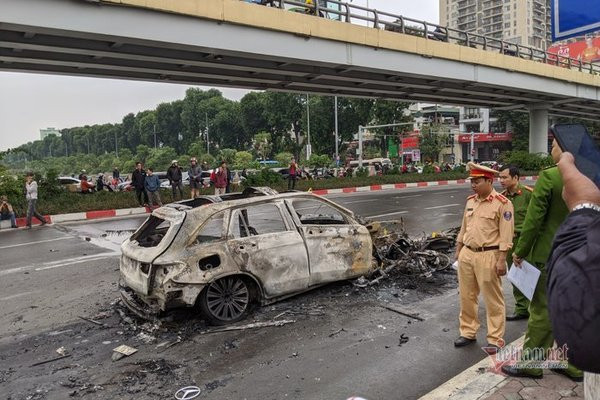 Công an khám nghiệm hiện trường vụ tai nạn