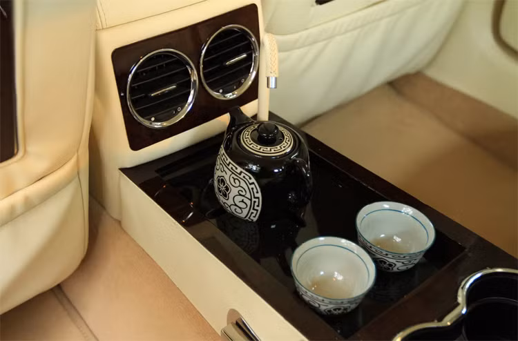 Bộ ấm trà do khách đặt riêng trên một chiếc Geneva. Ảnh: Bufori