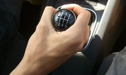 Nếu dừng chờ đèn đỏ quá 30 giây, các bác tài nên chuyển sang số N. Ảnh ST