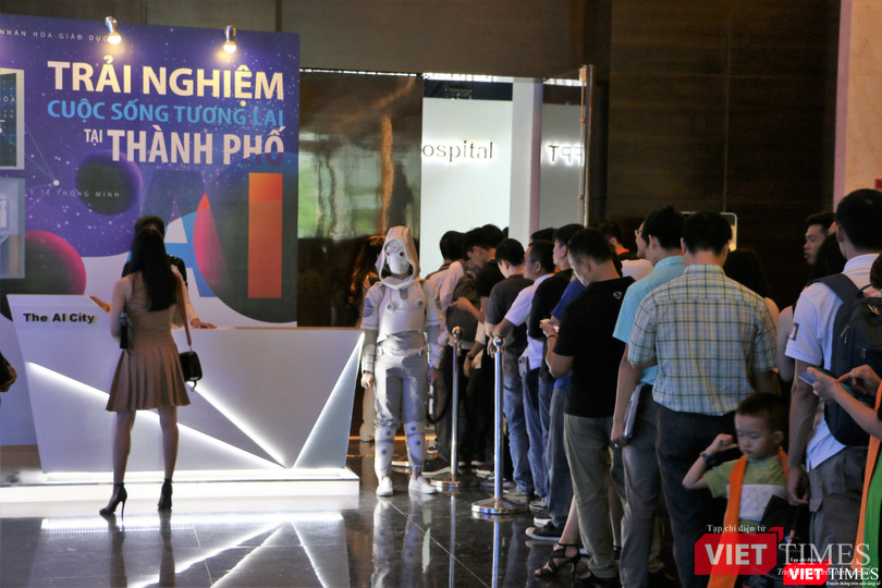 Những người yêu công nghệ xếp hàng dải để được trải nghiệm "Trạm không gian" FPT