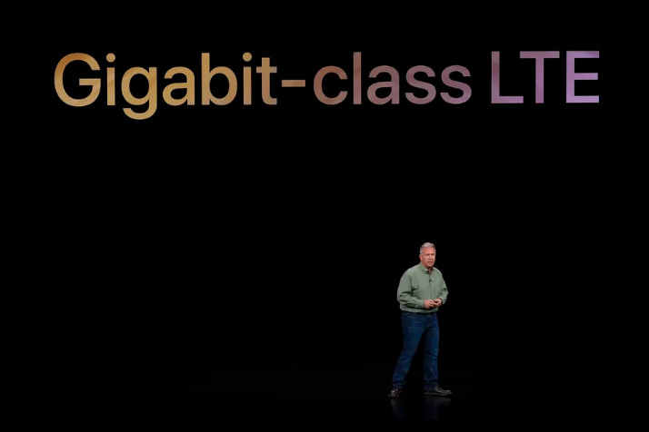 Apple giới thiệu khả năng hỗ trợ tốc độ Gigabit LTE của iPhone Xs, nhưng các đối thủ Android đã có từ cách đây 1 năm (ảnh: CNET) Apple giới thiệu khả năng hỗ trợ tốc độ Gigabit LTE của iPhone Xs, nhưng các đối thủ Android đã có từ cách đây 1 năm (ảnh: CNET)