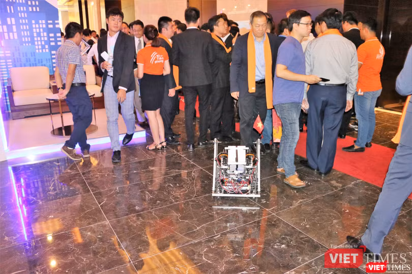 Mô hình robot vận chuyển hàng hóa của các sinh viên FPT
