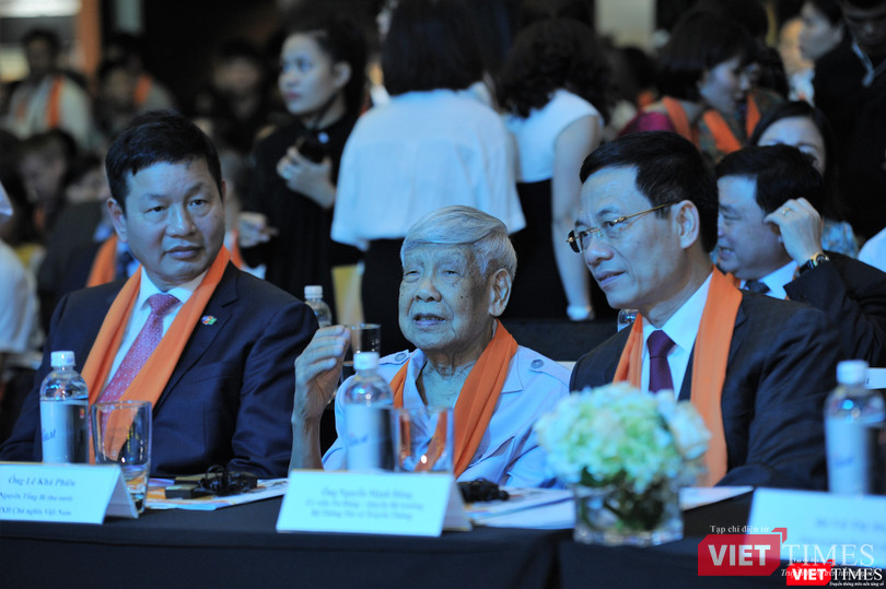 nguyên Tổng bí thư Lê Khả Phiêu (ngồi giữa), quyền Bộ trưởng Bộ TT-TT Nguyễn Mạnh Hùng (bên phải) và ông Trương Gia Bình - Tổng giám đốc FPT (bên trái) tại sự kiện 30 năm thành lập FPT