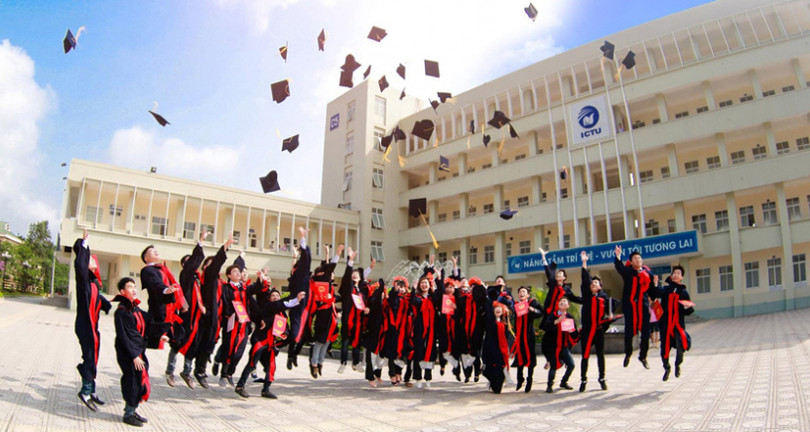 Sinh viên Trường Đại học Công nghệ Thông tin và Truyền thông Thái Nguyên vui mừng sau lễ tốt nghiệp. Ảnh: ICTU. Sinh viên Trường Đại học Công nghệ Thông tin và Truyền thông Thái Nguyên vui mừng sau lễ tốt nghiệp. Ảnh: ICTU.