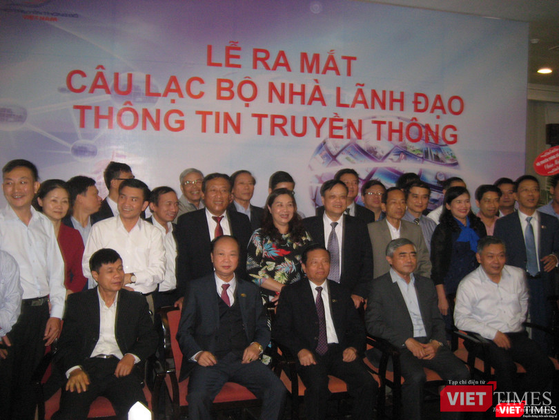 Các thành viên Câu lạc bộ Nhà lãnh đạo Thông tin & Truyền thông chụp ảnh kỷ niệm cùng lãnh đạo Hội Truyền thông số Việt Nam Các thành viên Câu lạc bộ Nhà lãnh đạo Thông tin & Truyền thông chụp ảnh kỷ niệm cùng lãnh đạo Hội Truyền thông số Việt Nam