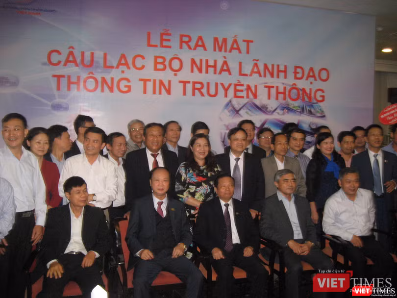 Các thành viên Câu lạc bộ Nhà lãnh đạo Thông tin & Truyền thông chụp ảnh kỷ niệm cùng lãnh đạo Hội Truyền thông số Việt Nam