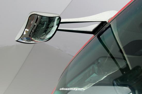 Gương cầu lồi ở trung tâm kính lái để xóa điểm mù trước đầu xe