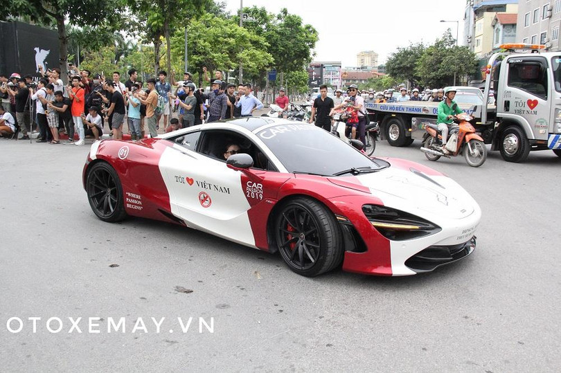 McLaren 720S màu đỏ được dán thêm decal trắng làm xe dẫn đoàn