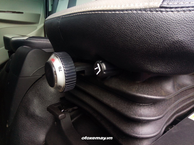 Khóa chỉnh lò xo nệm ghế tài, giúp người lái ngồi êm ái, giảm mệt mỏi khi chạy xe đường trường