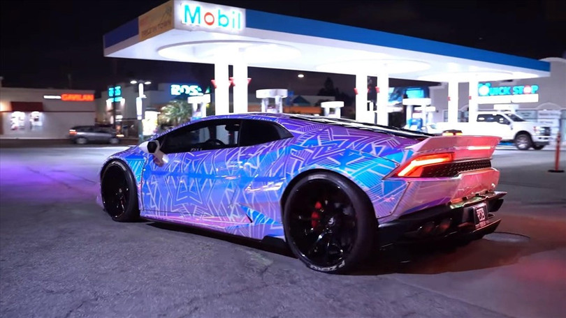 Lamborghini Huracan của Brown nổi bật khi đi ngoài đường. Ảnh: Carscoops