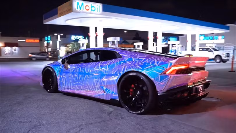 Lamborghini Huracan của Brown nổi bật khi đi ngoài đường. Ảnh: Carscoops