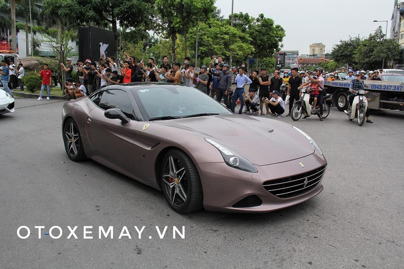 Carlifornia T dán decal độc của một thành viên đoàn tại Hà Nội