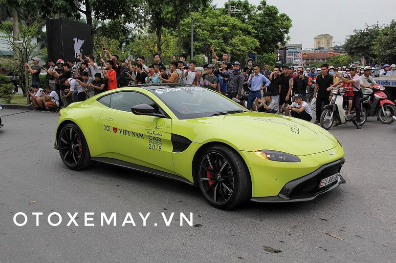 Aston Martin V8-Vantage độc lạ trong màu sơn xanh cốm