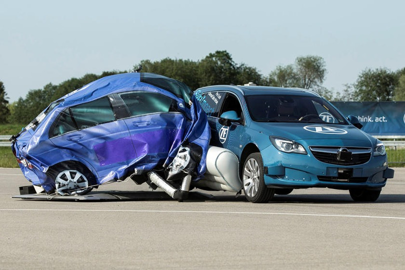 Có vẻ như túi khí trên cũng hơi “ngoại cỡ“. Ảnh: AutoBlog Có vẻ như túi khí trên cũng hơi “ngoại cỡ“. Ảnh: AutoBlog