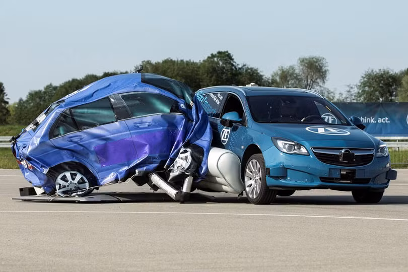 Có vẻ như túi khí trên cũng hơi “ngoại cỡ“. Ảnh: AutoBlog Có vẻ như túi khí trên cũng hơi “ngoại cỡ“. Ảnh: AutoBlog