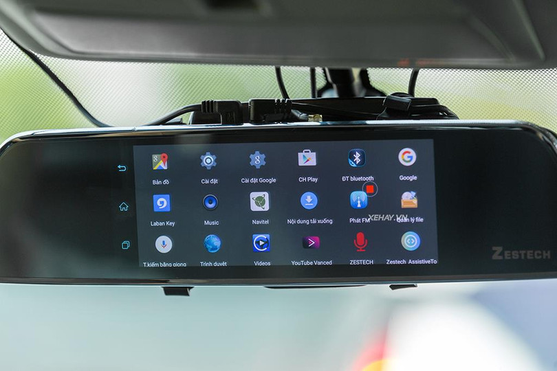 Màn hình hiển thị được lắp phía trên kính cabin Màn hình hiển thị được lắp phía trên kính cabin