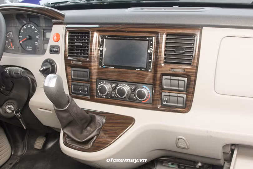 Đầu tiên là lắp cần số trên táp-lô (tương tự xe du lịch) tạo khoảng trống cabin để người sử dụng dễ dàng di chuyển từ cửa xe phía tài sang cửa phụ