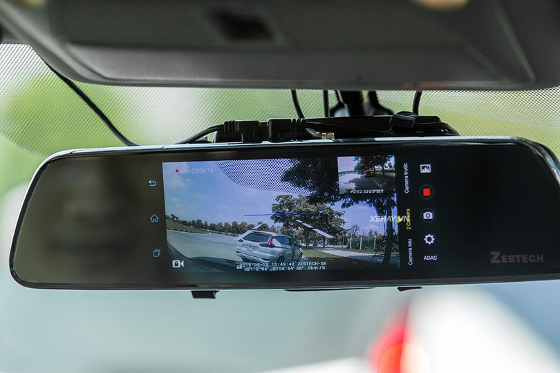 Hình ảnh ở phía sau xe được hiển thị Hình ảnh ở phía sau xe được hiển thị